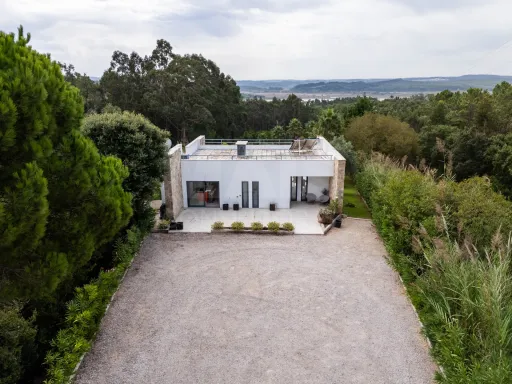 Moradia Contemporânea com Piscina e Jardim – Próxima da Lagoa de Óbidos