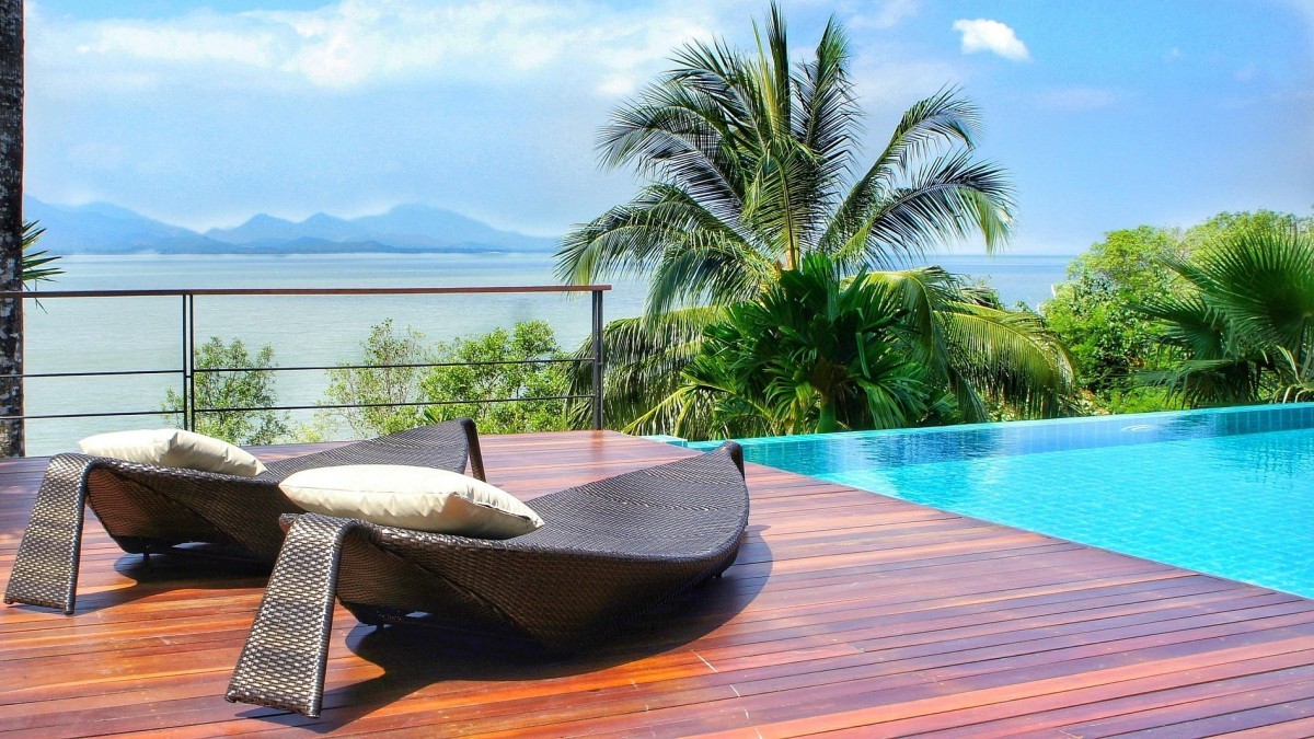 Transforme Sua Piscina em um Oásis de Luxo: Móveis que Fazem a Diferença!