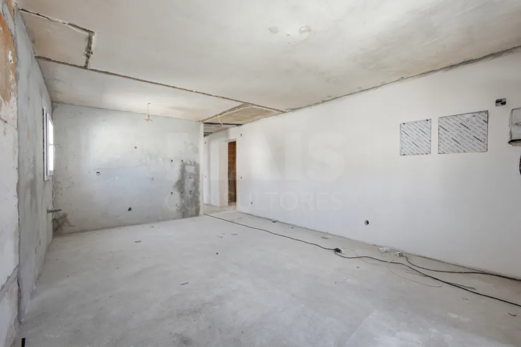 Apartamento T4 com quintal e estacionamento