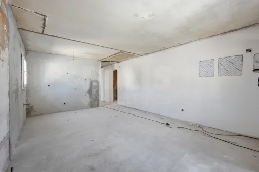 Apartamento T4 com quintal e estacionamento