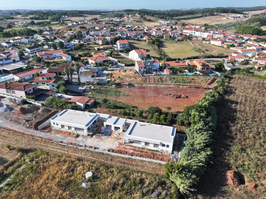 Moradia Contemporânea T4 com Suite Master, Piscina de Água Salgada, Garagem e Acabamentos Premium !