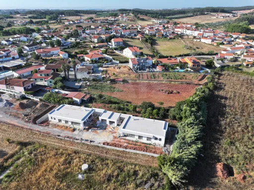 Moradia Contemporânea T4 com Suite Master, Piscina de Água Salgada, Garagem e Acabamentos Premium !