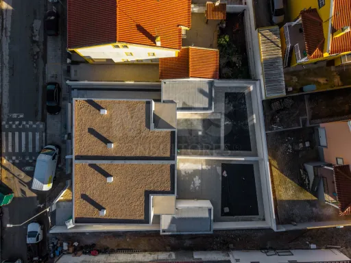 Moradia T4 com Garagem Logradouro e Jardim