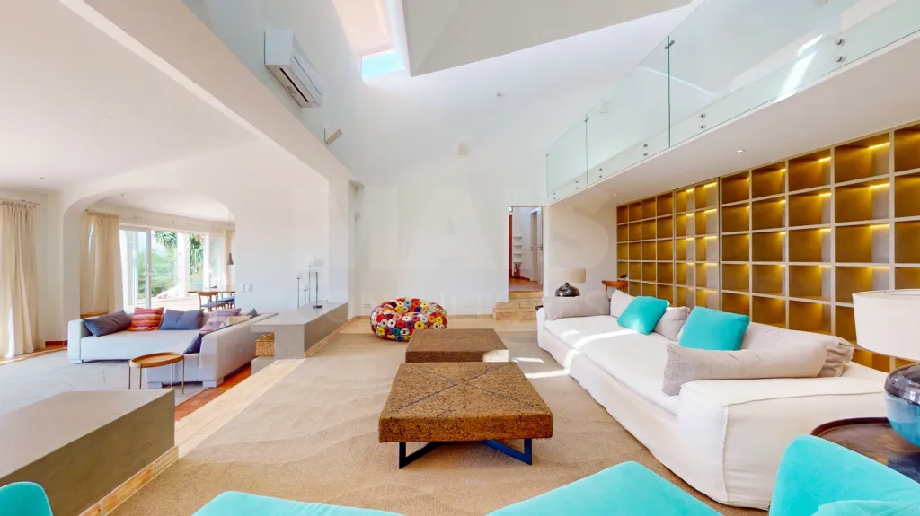 Contemporary 7-bedroom villa with sea view