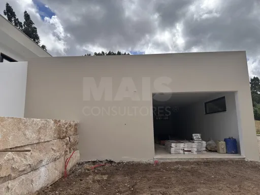 Modern 3-Bedroom Single-Storey House with Pool and Garden in Ribeira dos Amiais