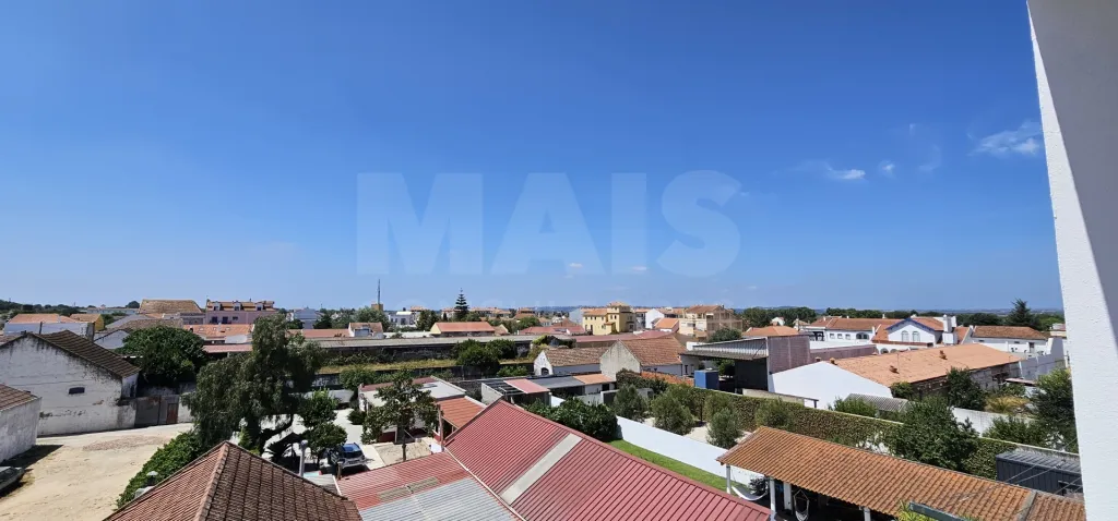 Apartamento T3 no Centro de Alpiarça | Áreas Generosas, Varandas e Excelente Localização