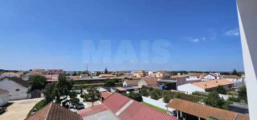Apartamento T3 no Centro de Alpiarça | Áreas Generosas, Varandas e Excelente Localização