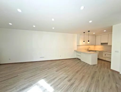 Apartamento T1 Renovado em Atouguia da Baleia