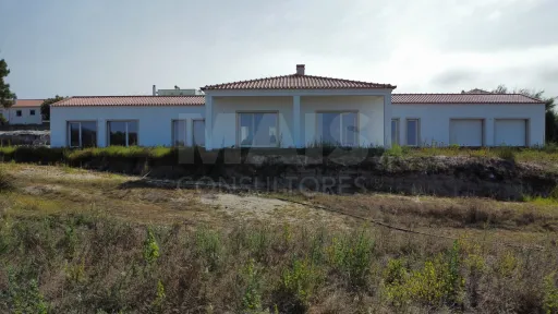 Moradia T4 Térrea com Grandes Áreas e Excelente Exposição Solar – Ferrel