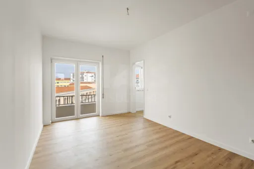 Apartamento T2 remodelado com 2 wc e varanda