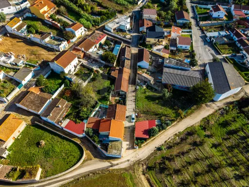 Quinta com duas moradias em ruína, poço e anexo com T0!