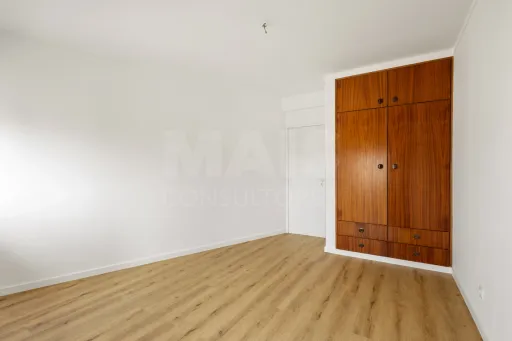 Apartamento T2 remodelado com 2 wc e varanda