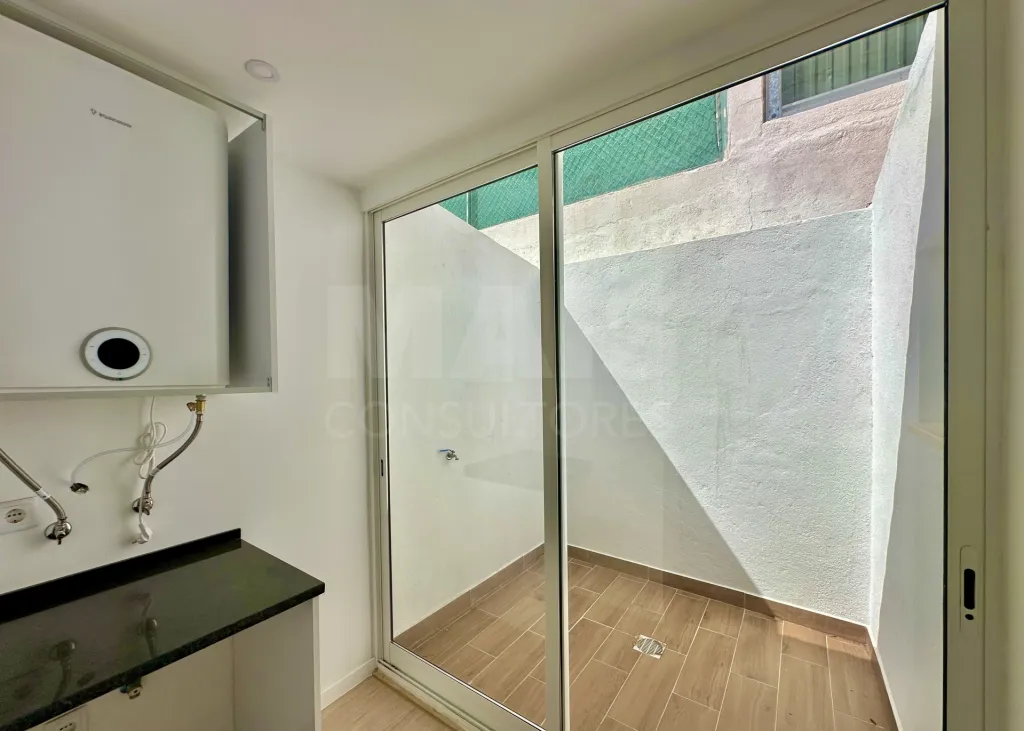 Moradia T3 em Banda Totalmente Renovada com Terraço e Logradouro no Bairro do Rego - Avenidas Novas