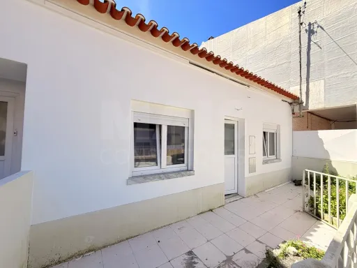 2 bedroom villa with small terrace in the center of Caldas da Rainha