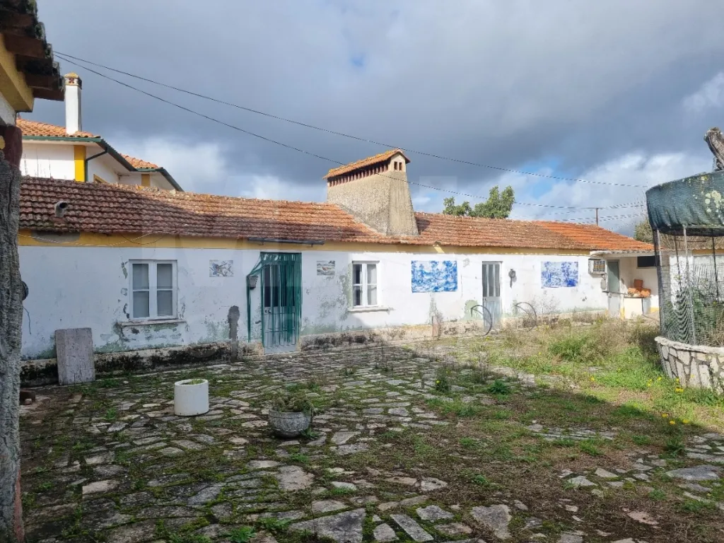 Moradia T4 com piscina, no centro da  Concavada em Abrantes