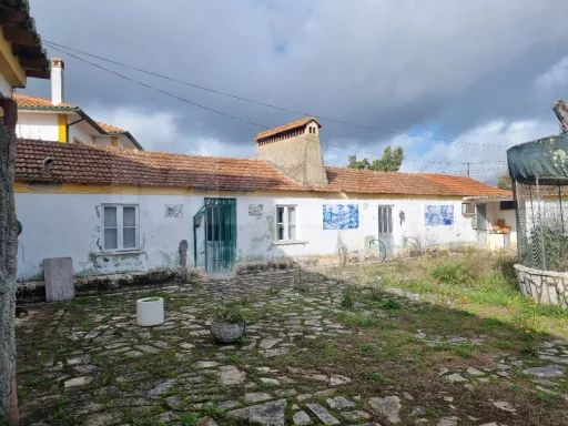 Moradia T4 com piscina, no centro da  Concavada em Abrantes