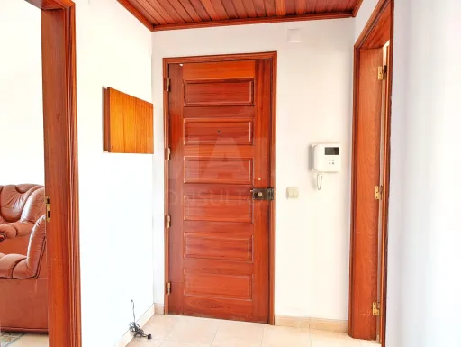 Apartamento T2 com 2 varandas fechadas e Prédio com Elevador – Varzinha, Setúbal