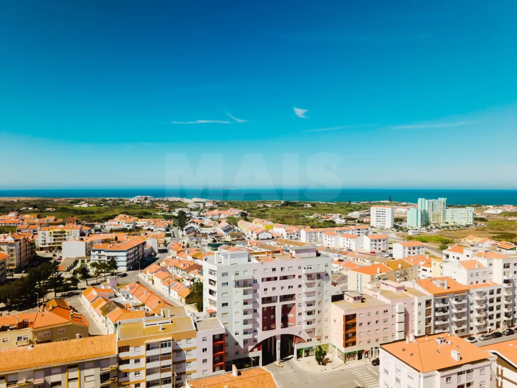 T2 Renovado com Varanda e Vista Mar em Peniche