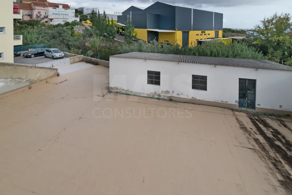 Dois Lotes de Terreno Urbanos em Famões