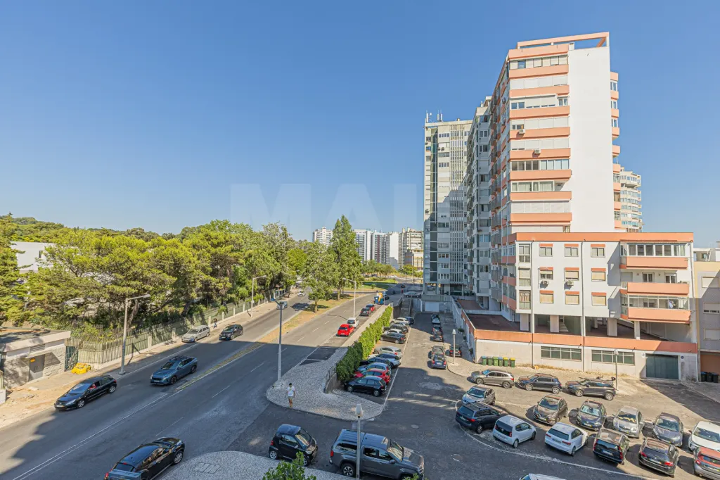 Oportunidade T4 Varandas, Estacionamento e Arrecadação no Restelo
