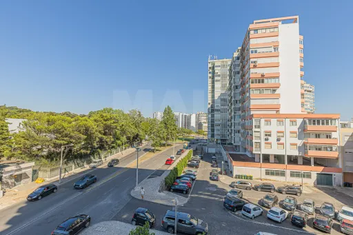 Oportunidade T4 Varandas, Estacionamento e Arrecadação no Restelo