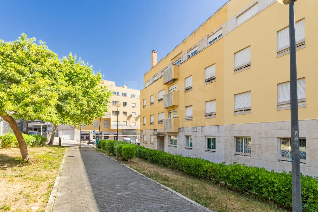 T2 com Terraço Privativo e Garagem