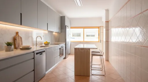 Apartamento T3 com Elevador e Box na Castanheira