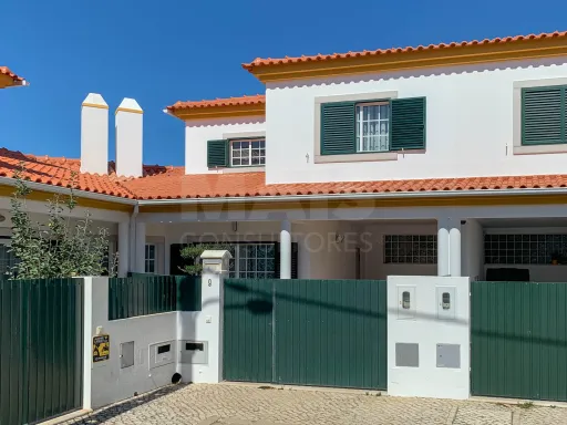 Moradia em banda na Maçã, inserida num lote de 250m2
