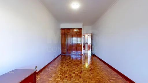 Moradia T5, na calhandriz com piscina