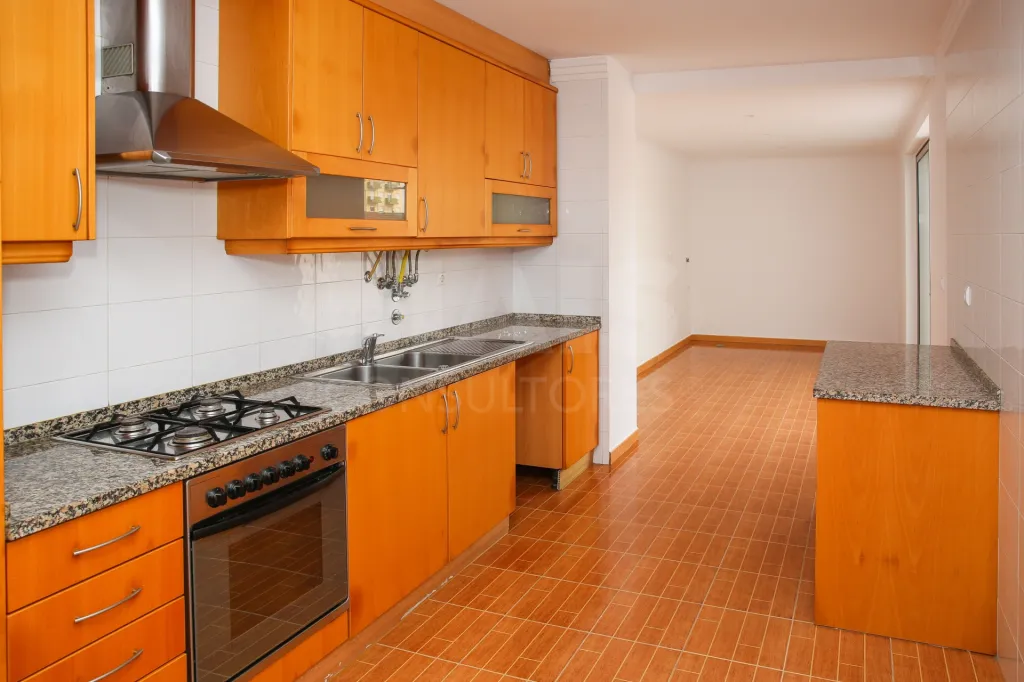 Amplitude e Conforto no Centro de Sobral de Monte Agraço Apartamento T2 Com Terraço