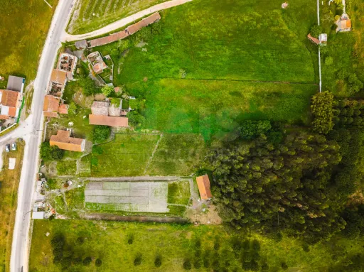 Moradia p/a restaurar c/ 225m2 de área em terreno c/ 6.473m2