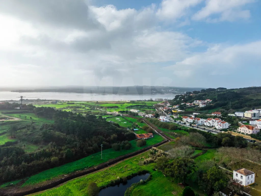 Terreno com Potencial de construção no  Nadadouro