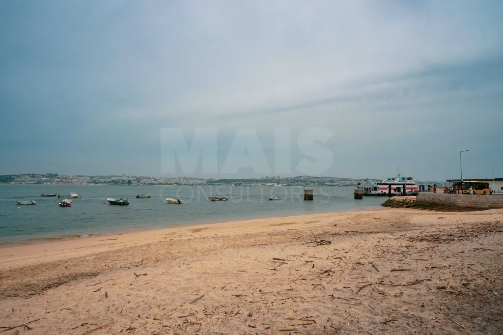 T2 com Terraço e Vista Rio na Trafaria – Totalmente Mobilado e Pronto a Habitar ou Rentabilizar!