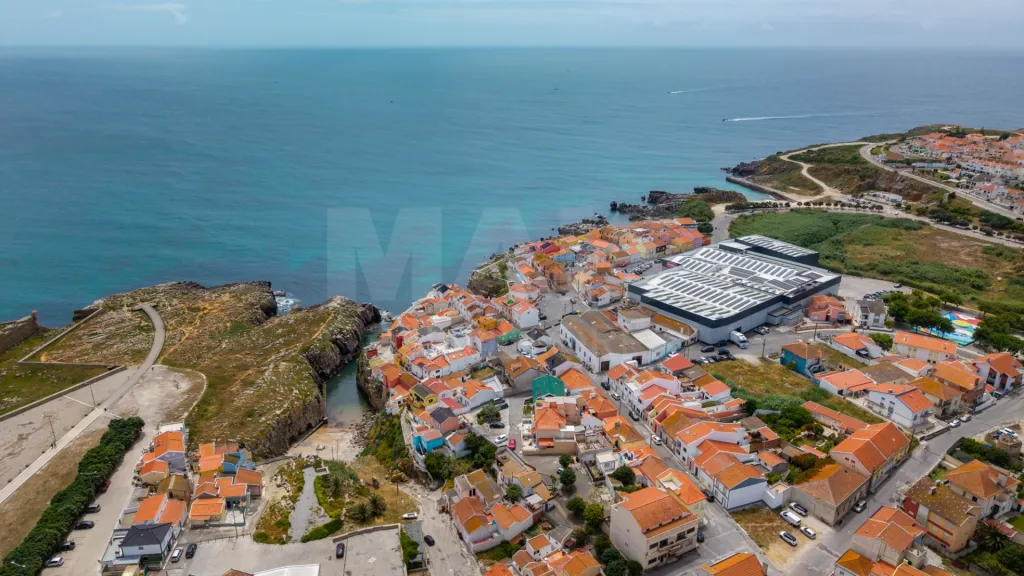 Moradia com 3 apartamentos e vista mar