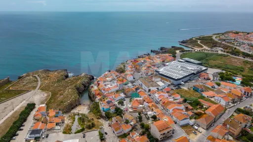 Moradia com 3 apartamentos e vista mar