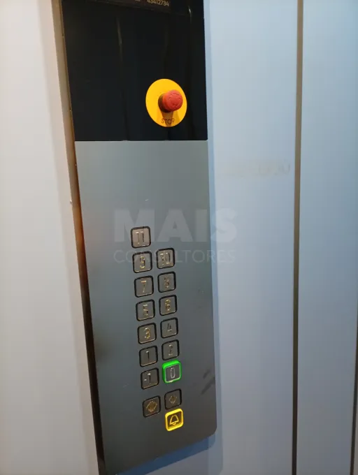 Apartamento com 4 assoalhadas e prédio com elevador