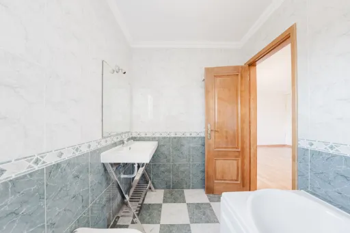 Moradia com 3 quartos em suíte, e terraço com vista desafogada.