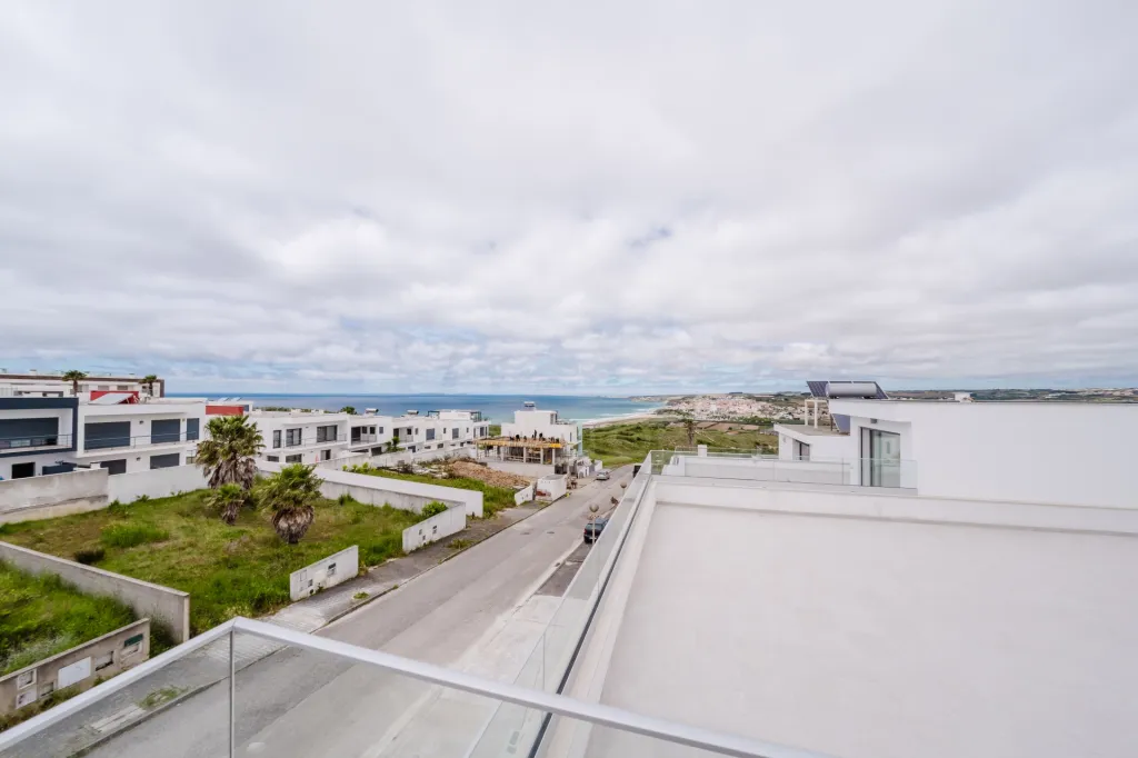 Moradia T3 Nova C/ Vista Mar, Piscina e Garagem, Areia Branca, Lourinhã