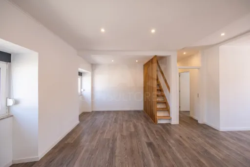 Moradia T2+1 totalmente remodelada com garagem e sótão em Alfeizerão