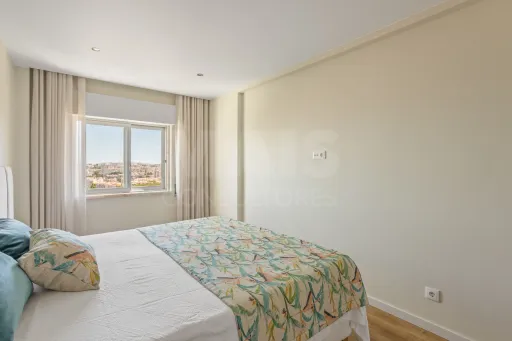Último Piso | T2 Totalmente Remodelado | 2 Varandas | Vista Desafogada