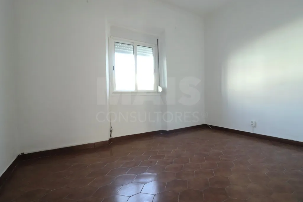 2-Bedroom Ground-Floor Apartment with Patio in Porto Alto