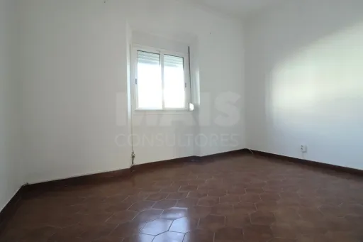2-Bedroom Ground-Floor Apartment with Patio in Porto Alto