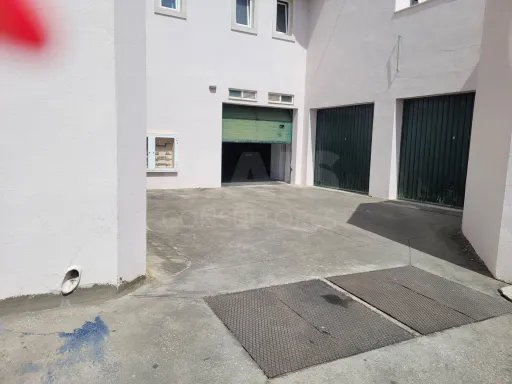 Lugar de Estacionamento coberto e Arrecadação