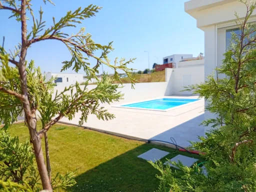 Moradia T3 Térrea com Piscina e Jardim !