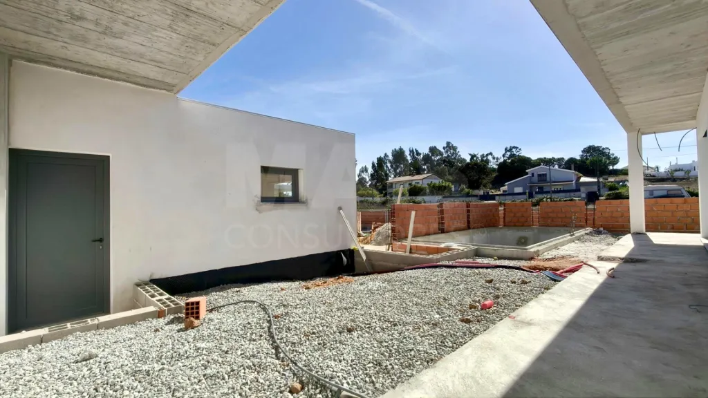 Moradia Térrea T4 com Suite Master, Piscina de Água Salgada, Garagem e Acabamentos Premium !