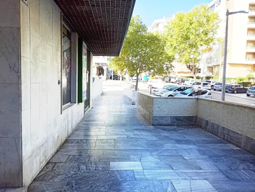 Apartamento com 4 assoalhadas e prédio com elevador