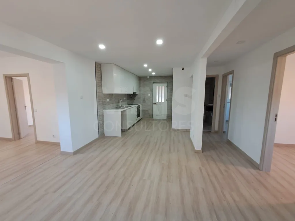Moradia T3 com comércio e terraço no Coto
