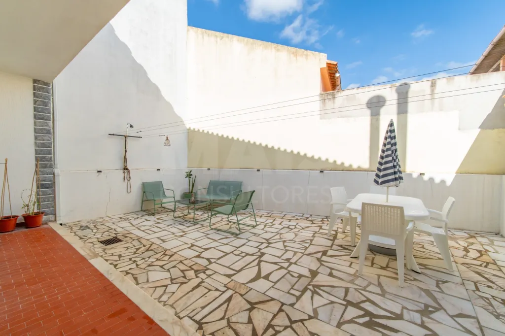 4-Bedroom House in Downtown Samora Correia