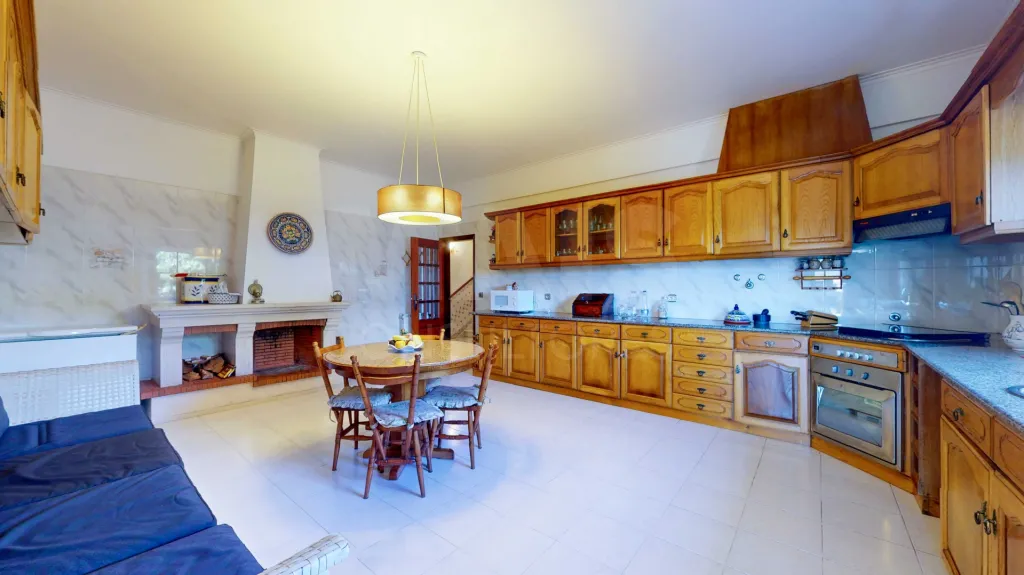 Moradia T5, na calhandriz com piscina