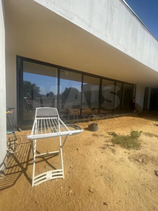 Moradia térrea contemporânea em fase final, com piscina infinita e jacuzzi em lote de 1.500 m²